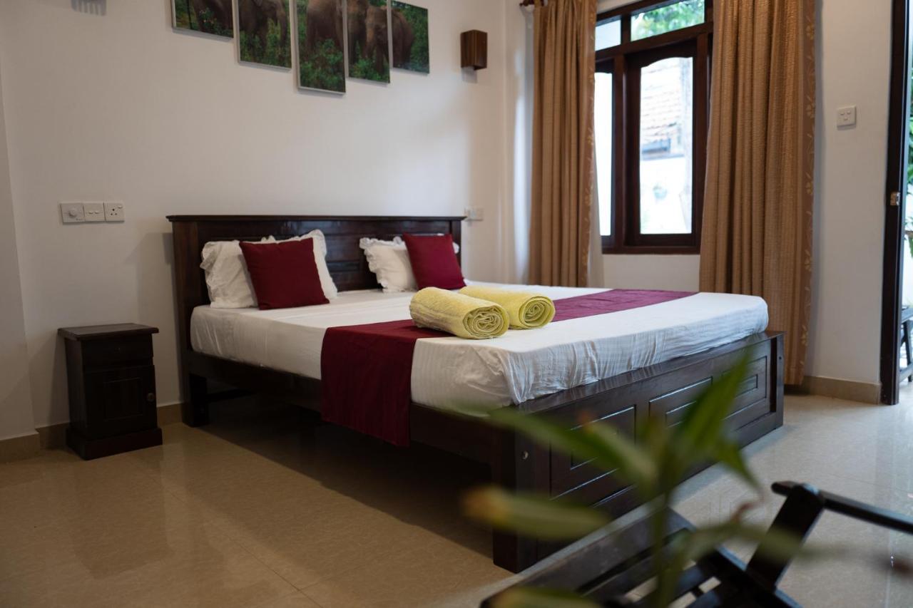 Отель Weligama Watergate Экстерьер фото