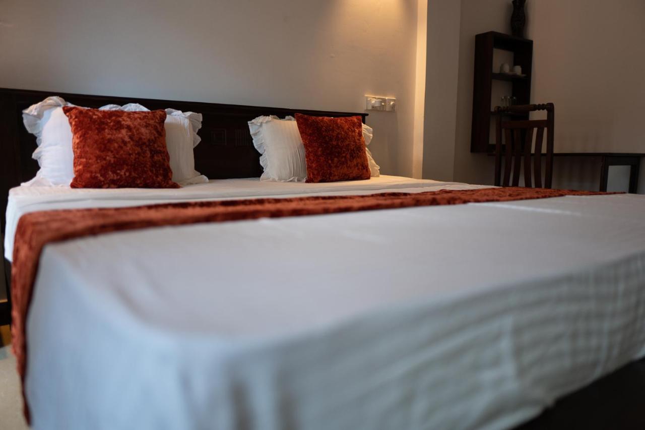 Отель Weligama Watergate Экстерьер фото